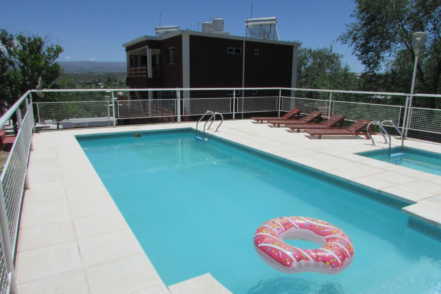 Piscina principal con solárium